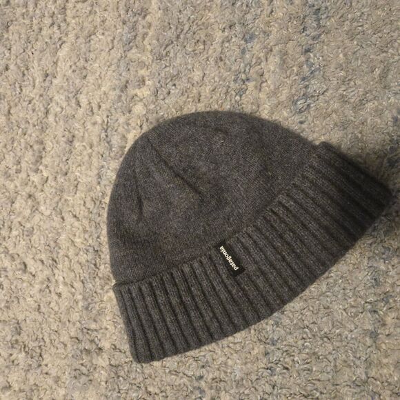 Patagonia Beanie Hat Gray Mens Cuffed Knitted Hiking Logo Mountain - Picture 4 of 4